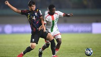 Pesepak bola Timnas Korea Selatan Yugeon Kim (kiri) berebut bola dengan pesepak bola Timnas Burkina Faso Souleymane Alio (kanan) saat penyisihan Grup E Piala Dunia U-17 2023 di Stadion Si Jalak Harupat, Kabupaten Bandung, Jawa Barat, Sabtu (18/11/2023). 