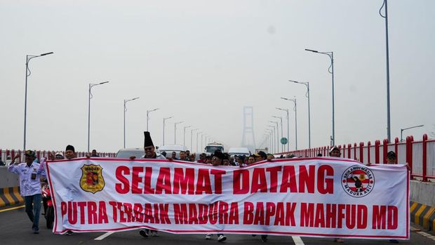 Mahfud MD Disambut Ribuan Warga di Suramadu