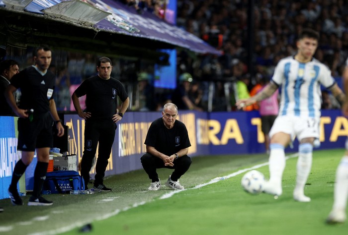 Soccer Football - World Cup - South American Qualifiers - Argentina v Uruguay - Estadio La Bombonera, Buenos Aires, Argentina - November 16, 2023 Uruguay coach Marcelo Bielsa during the match REUTERS/Agustin Marcarian
