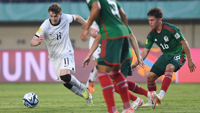 Pesepak bola Timnas Meksiko Fidel Barajas (kedua kiri) melakukan selebrasi bersama rekannya usai menjebol gawang  Timnas Selandia Baru pada pertandingan babak penyisihan Grup F Piala Dunia U-17 2023 di Stadion Si Jalak Harupat, Kabupaten Bandung, Jawa Barat, Sabtu (18/11/2023). ANTARA FOTO/M Agung Rajasa/nz