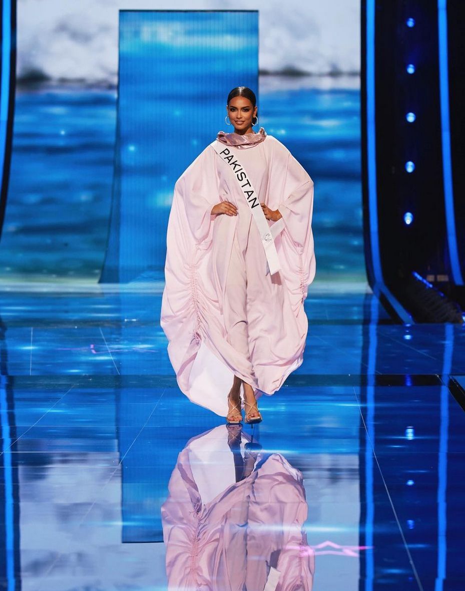 Penampilan Miss Universe Pakistan Pakai Baju Tertutup pada Sesi Swimsuit