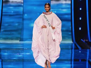 Miss Universe Pakistan Curi Atensi, Pakai Kaftan di Sesi Baju Renang Miss Universe Pakistan Curi Atensi, Pakai Kaftan di Sesi Baju Renang