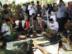 Mahfud Md Ziarah ke Makam Ayahnya di Pamekasan