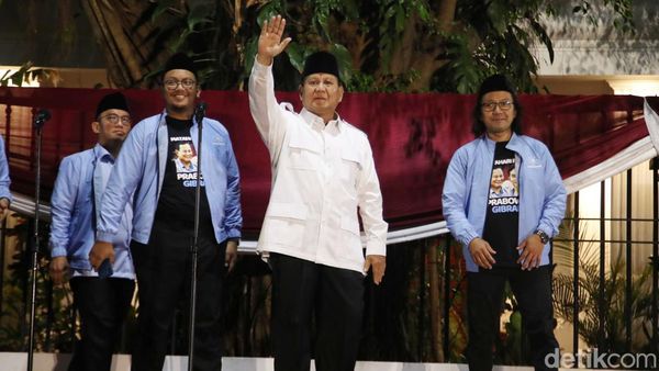 Momen Capres Prabowo Sambut Relawan Matahari Pagi