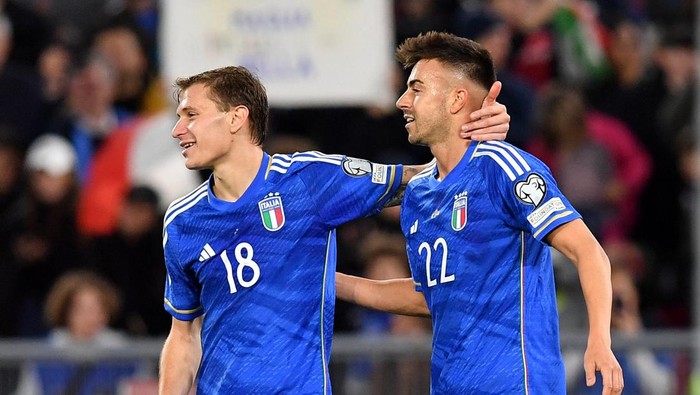 Soccer Football - UEFA Euro 2024 Qualifier - Group C - Italy v North Macedonia - Stadio Olimpico, Rome, Italy - November 17, 2023 Italys Stephan El Shaarawy celebrates scoring their fifth goal with Nicolo Barella REUTERS/Jennifer Lorenzini