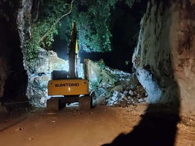 Potret Jalan Poros Makassar-Bone di Camba Tertutup Longsoran Batu