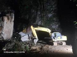 Penampakan Longsoran Batu di Camba yang Bikin Poros Makassar-Bone Lumpuh Total