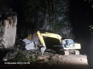Penampakan Longsoran Batu di Camba yang Bikin Poros Makassar-Bone Lumpuh Total Penampakan Longsoran Batu di Camba yang Bikin Poros Makassar-Bone Lumpuh Total