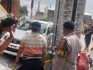 Belajar Nyetir, Pemobil Hantam Gapura-Gerobak Rujak di Karangdowo Klaten