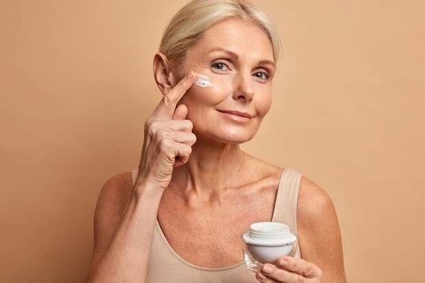 Potret ilustrasi menggunakan skincare anti aging
