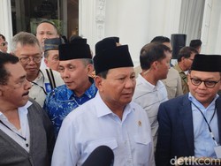 Prabowo Minta Masyarakat Indonesia Jangan Terlalu Lugu dengan Orang Asing