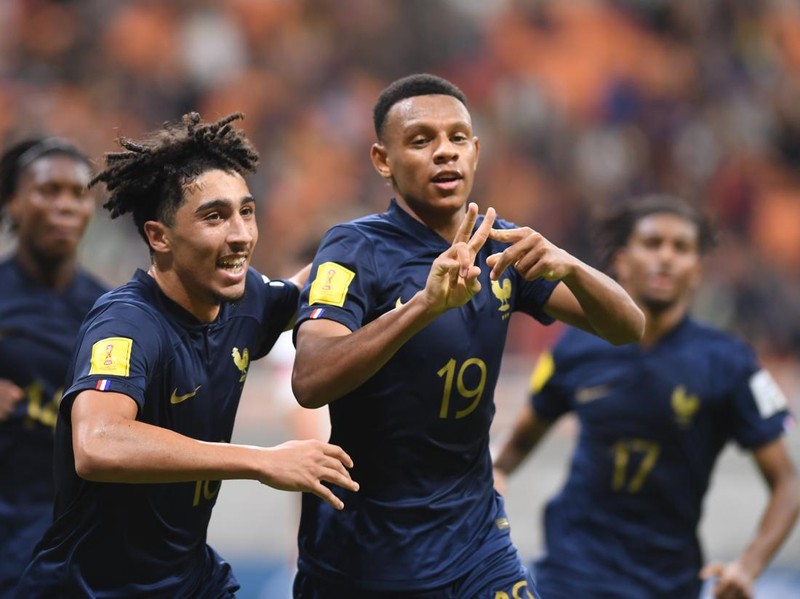 Pesepak bola Timnas Amerika Serikat Matthew Corcoran (kedua kiri) berebut bola di udara dengan pesepak bola Timnas Prancis Nolan Ferro (kedua kanan) dalam penyisihan Grup E Piala Dunia U-17 2023 di Jakarta International Stadium, Jakarta, Sabtu (18/11/2023). ANTARA FOTO/Sigid Kurniawan/nz.