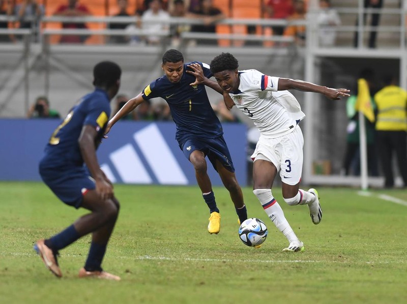 Pesepak bola Timnas Amerika Serikat Matthew Corcoran (kedua kiri) berebut bola di udara dengan pesepak bola Timnas Prancis Nolan Ferro (kedua kanan) dalam penyisihan Grup E Piala Dunia U-17 2023 di Jakarta International Stadium, Jakarta, Sabtu (18/11/2023). ANTARA FOTO/Sigid Kurniawan/nz.