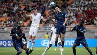 Pesepak bola Timnas Amerika Serikat Matthew Corcoran (kedua kiri) berebut bola di udara dengan pesepak bola Timnas Prancis Nolan Ferro (kedua kanan) dalam penyisihan Grup E Piala Dunia U-17 2023 di Jakarta International Stadium, Jakarta, Sabtu (18/11/2023).