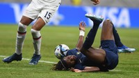 Amerika Serikat U-17 harus menyudahi permainan dengan 10 orang. Tyler Hall dikartu merah langsung karena karena melakukan pelanggaran usai dianggap menggagalkan peluang mencetak gol.