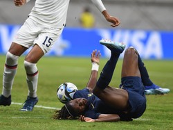 Amerika Serikat U-17 harus menyudahi permainan dengan 10 orang. Tyler Hall dikartu merah langsung karena karena melakukan pelanggaran usai dianggap menggagalkan peluang mencetak gol.