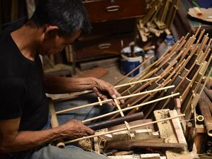 Menilik Pembuatan Angklung Daeng Soetigna di Bale Angklung Bandung