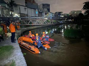 Terpeleset Saat Bermain, Bocah 4 Tahun Tenggelam di Kali Ciliwung Jakpus