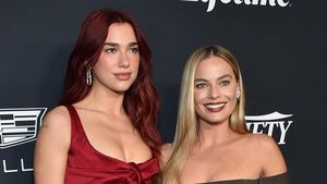Duet Maut! Dua Lipa dan Margot Robbie Bak Barbie Betulan