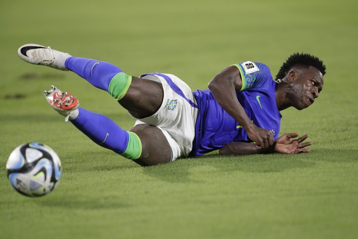 Brazils Vinicius Junior falls on the pitch during a qualifying soccer match for the FIFA World Cup 2026 against Colombia at Roberto Melendez stadium in Barranquilla, Colombia, Thursday, Nov. 16, 2023. (AP Photo/Ivan Valencia)