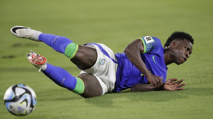 Brazils Vinicius Junior falls on the pitch during a qualifying soccer match for the FIFA World Cup 2026 against Colombia at Roberto Melendez stadium in Barranquilla, Colombia, Thursday, Nov. 16, 2023. (AP Photo/Ivan Valencia)