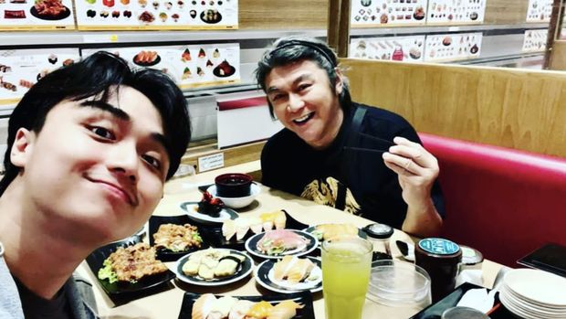 Willy Dozan Kompak Makan Sushi dan Shabu-shabu Bareng Leon Dozan