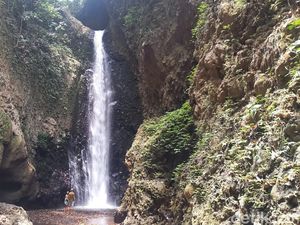 Indahnya Air Terjun Colek Pamor, Wisata Tersembunyi dan Sepi Pengunjung Indahnya Air Terjun Colek Pamor, Wisata Tersembunyi dan Sepi Pengunjung