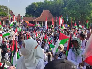Ribuan Warga Gelar Aksi Damai Bela Palestina di Alun-alun Sidoarjo Ribuan Warga Gelar Aksi Damai Bela Palestina di Alun-alun Sidoarjo