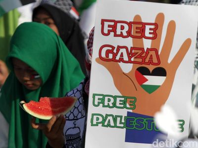 Aksi Damai Bela Palestina di Alun-alun Sidoarjo