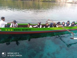 Bantuan Perahu Letjen Maruli Bantu Anak-anak Suku Bajo Pergi ke Sekolah