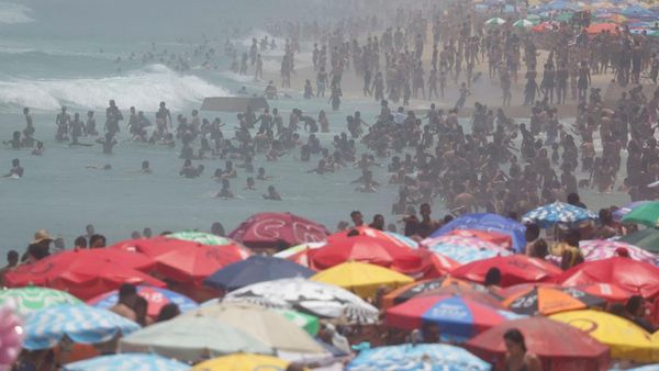 Brasil Dilanda Panas Ekstrem, Warga Serbu Pantai