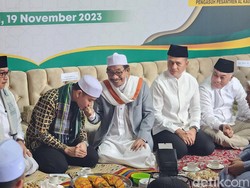 Temui Syekh di Ponpes Medan, Gibran Disuapi Kue Pohul-Pohul Khas Batak