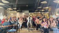 Meriah! 100 Peserta Bedah Resep Kue hingga Nyanyi Bareng Chef Yongki Gunawan