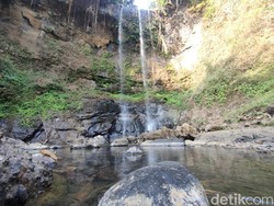 Pesona Air Terjun Berundak Ciastana di Cianjur