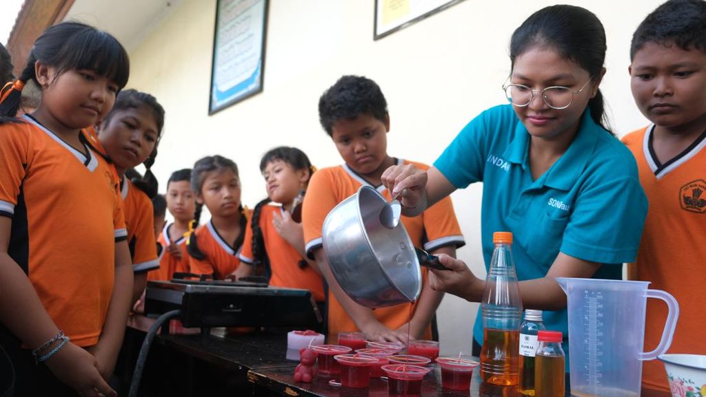 Edukasi Pembuatan Lilin dari Limbah Minyak Jelantah Edukasi Pembuatan Lilin dari Limbah Minyak Jelantah