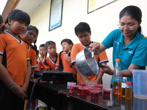 Edukasi Pembuatan Lilin dari Limbah Minyak Jelantah