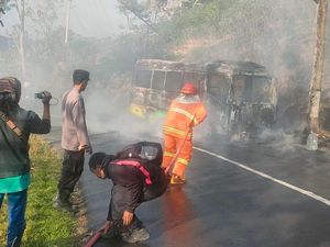 Petaka Elf Angkut 19 Wisatawan Terbakar di Jalur Sarangan Magetan Petaka Elf Angkut 19 Wisatawan Terbakar di Jalur Sarangan Magetan