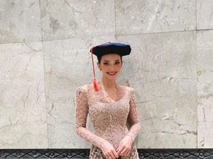 Most Pop: Enzy Storia Wisuda S1, Cantik Anggun Berkebaya Ditemani Mertua