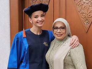 Enzy Storia Sah Jadi Sarjana, Tepati Janji yang Tertunda 9 Tahun ke Ibu