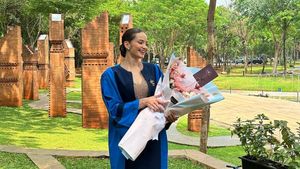 7 Potret Enzy Storia Wisuda S1, Cantik dan Anggun Berkebaya Ditemani Mertua