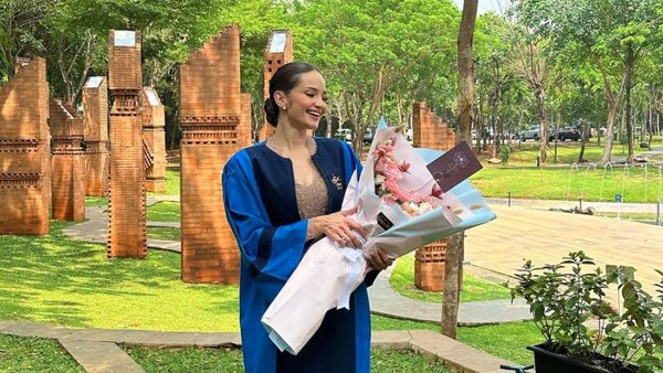 7 Potret Enzy Storia Wisuda S1, Cantik dan Anggun Berkebaya Ditemani Mertua