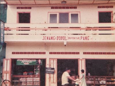 Seabad Lebih, Toko Oleh-oleh Nyonya Pang di Muntilan