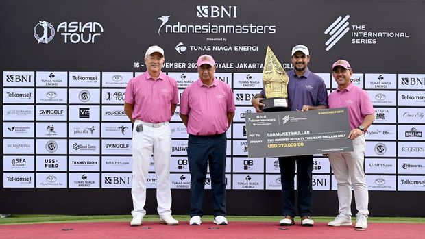 Penyerahan trofi Indonesia Masters 2023 kepada Gaganjeet Bhullar di Royale Jakarta Golf Club, Minggu 19 November 2023.