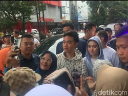 Gibran Diserbu Ratusan Emak-emak Saat CFD di Medan