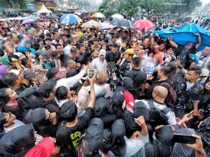 Di Tengah Guyuran Hujan, Gibran Dikerumuni Warga Medan saat CFD
