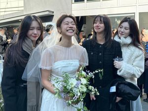 Para Member Girls Day Menangis Haru di Pernikahan Sojin Para Member Girls Day Menangis Haru di Pernikahan Sojin