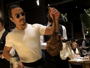 Restoran Salt Bae Dikritik Kemahalan hingga Gegara Botol Minum Dapat Mobil Restoran Salt Bae Dikritik Kemahalan hingga Gegara Botol Minum Dapat Mobil