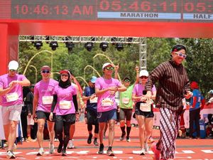 Ikut Borobudur Marathon, Atikoh Ganjar Berhasil Berlari 42 Km Ikut Borobudur Marathon, Atikoh Ganjar Berhasil Berlari 42 Km
