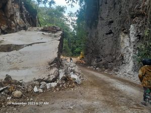 Longsoran Batu di Poros Camba Maros Dipicu Retakan Tebing Imbas Proyek Jalan