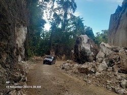 Longsoran Batu di Camba Dibersihkan, Jalur Poros Makassar-Bone Kembali Normal